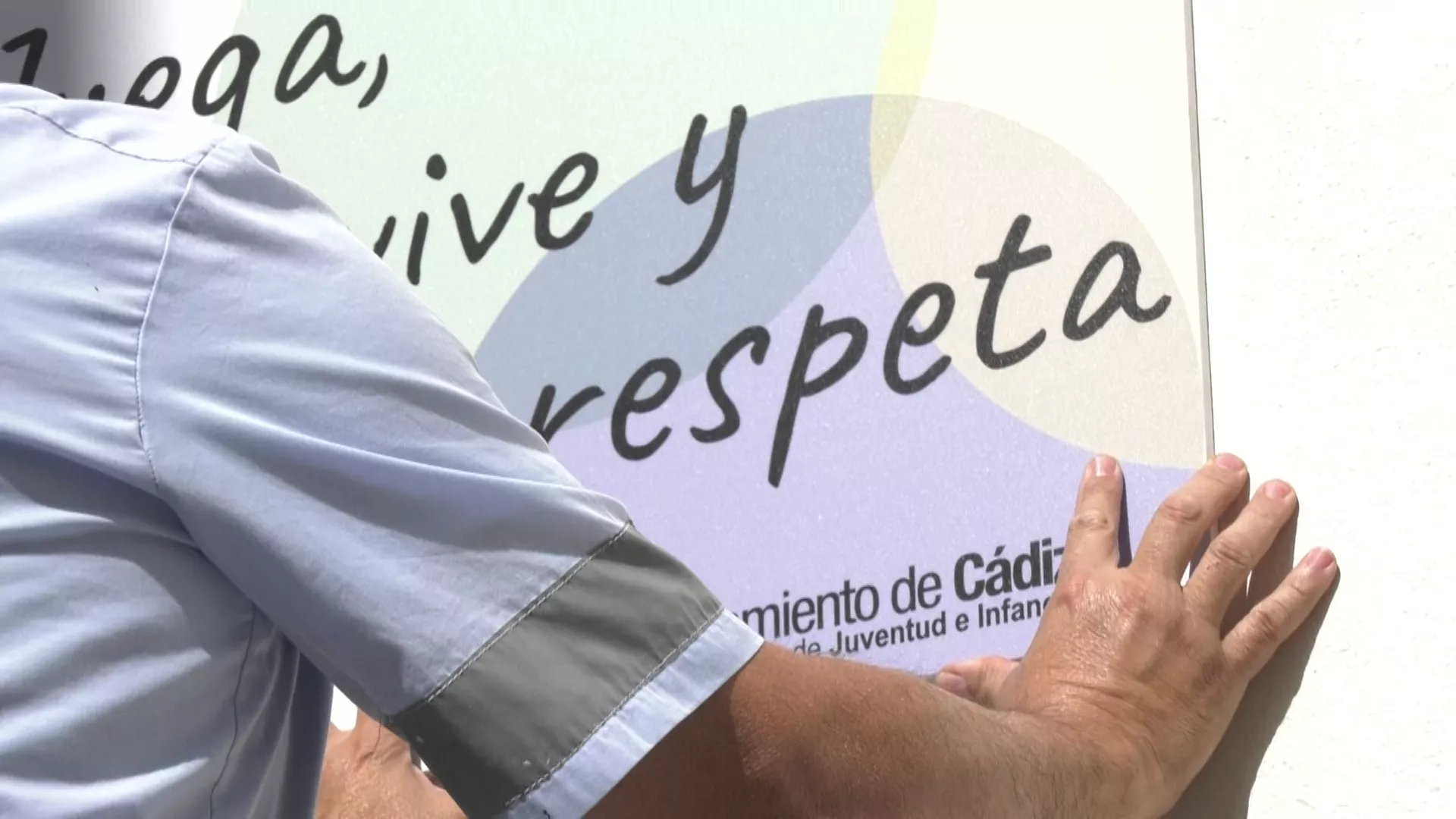En la plaza del Tío de la Tiza luce ya el nuevo cartel que promueve el lema "Juega, convive y respeta".