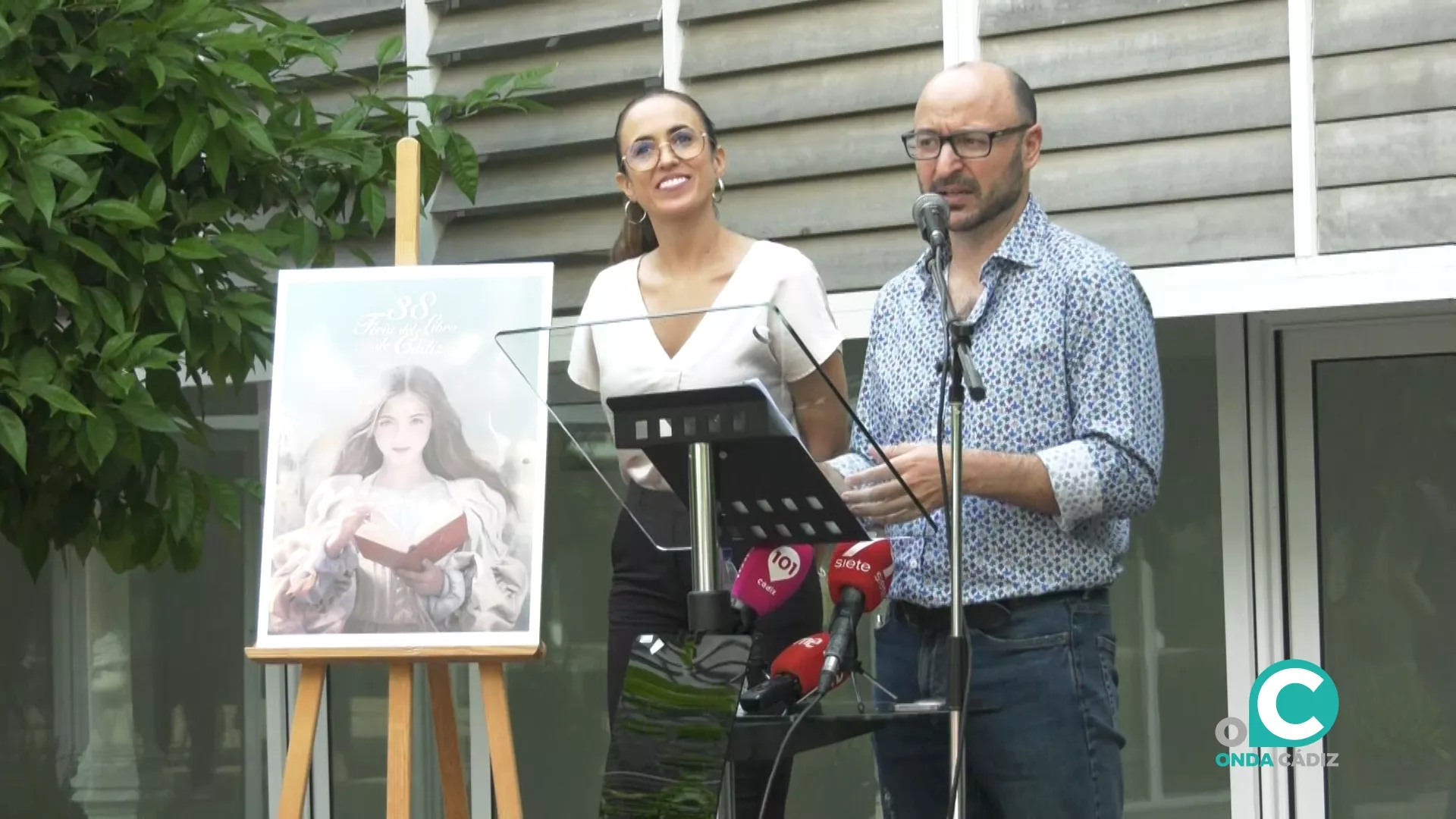 La concejala de Cultura y Fiestas, Lola Cazalilla, junto a Alejandro Luque, coordinador de la Feria del Libro