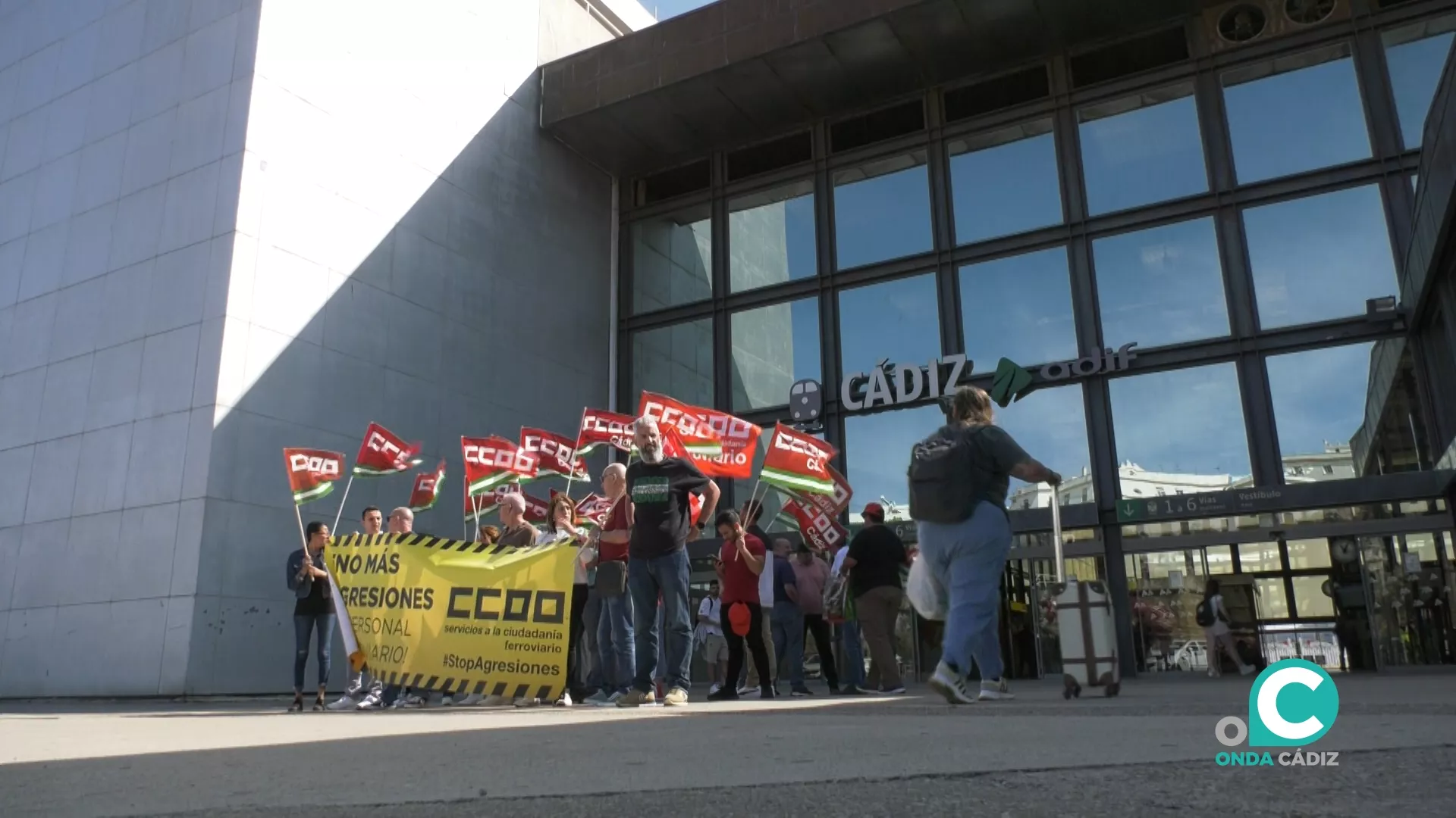 Este lunes el sindicato CCOO se ha concentrado frente a las puertas de la Estación de Trenes, en la capital.