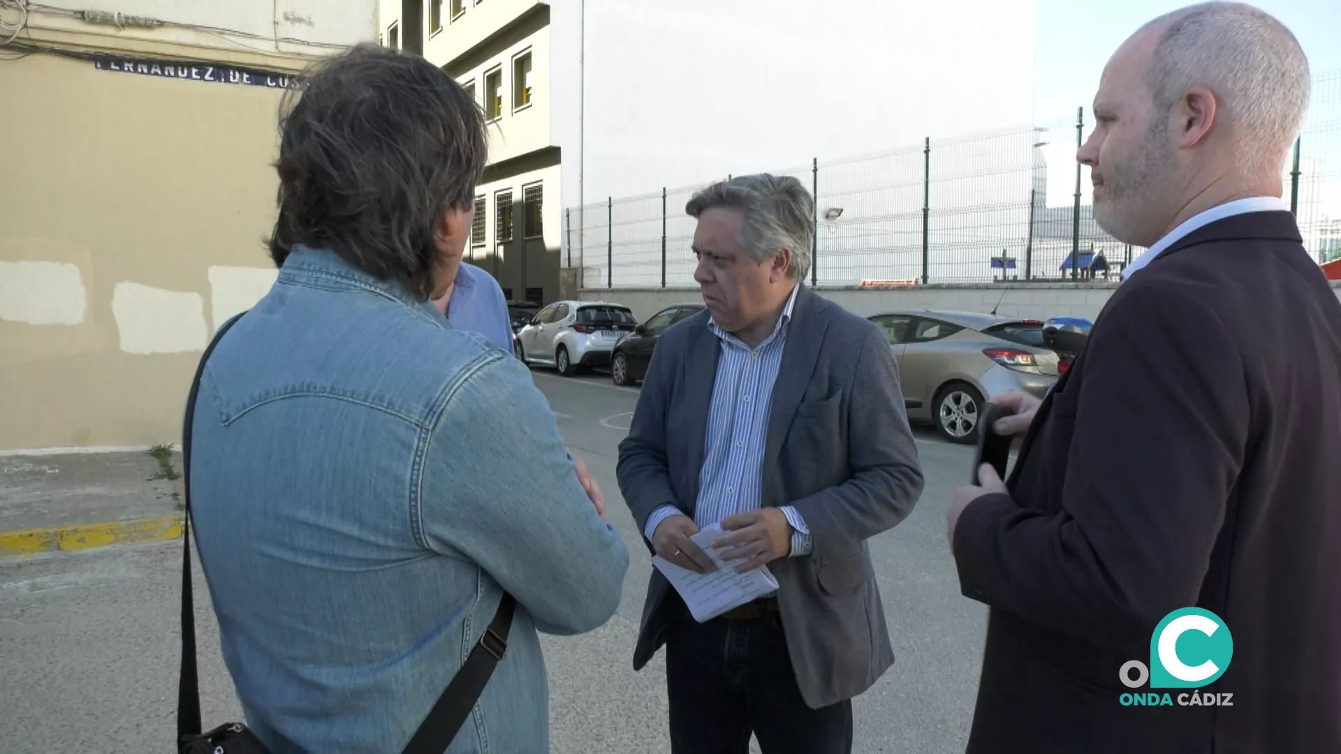 El candidato del PSOE a la alcaldía en la calle Dársena de Puntales