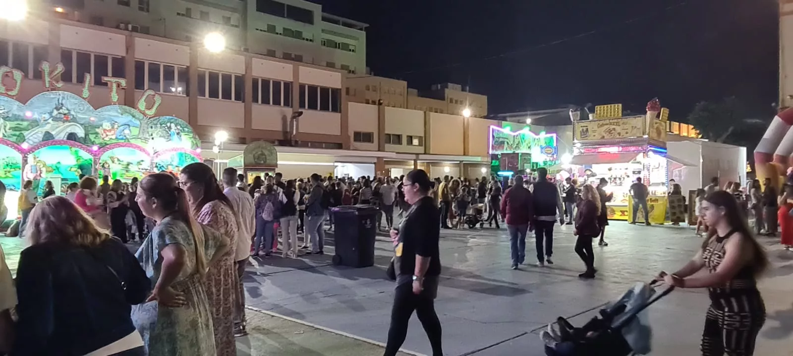 El patio del colegio Salesianos San Ignacio congrega estos días numeroso público que ha querido acercarse a la verbena.