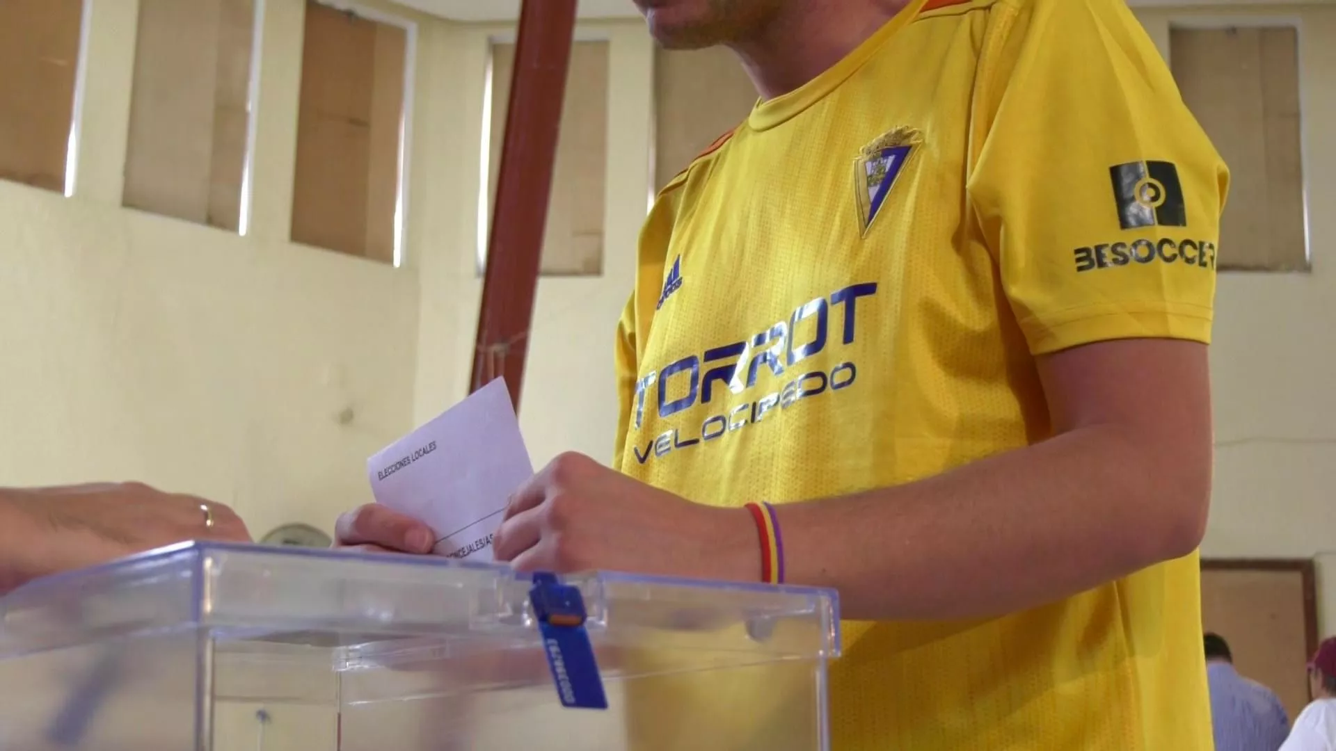 Cadista acude a votar con camiseta del equipo Cadista acude a votar con camiseta del equipo