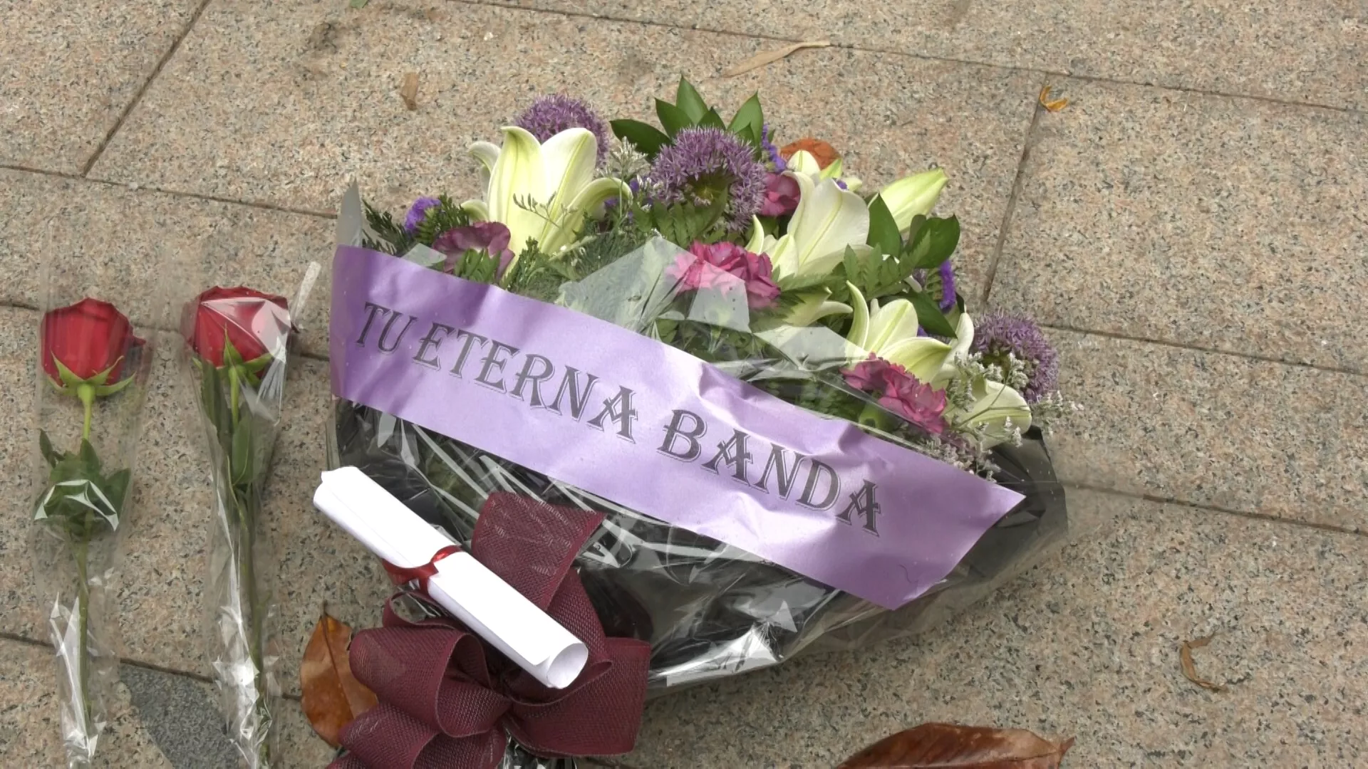 Flores ante el Gran Teatro Falla en memoria de Juan Carlos Aragón 