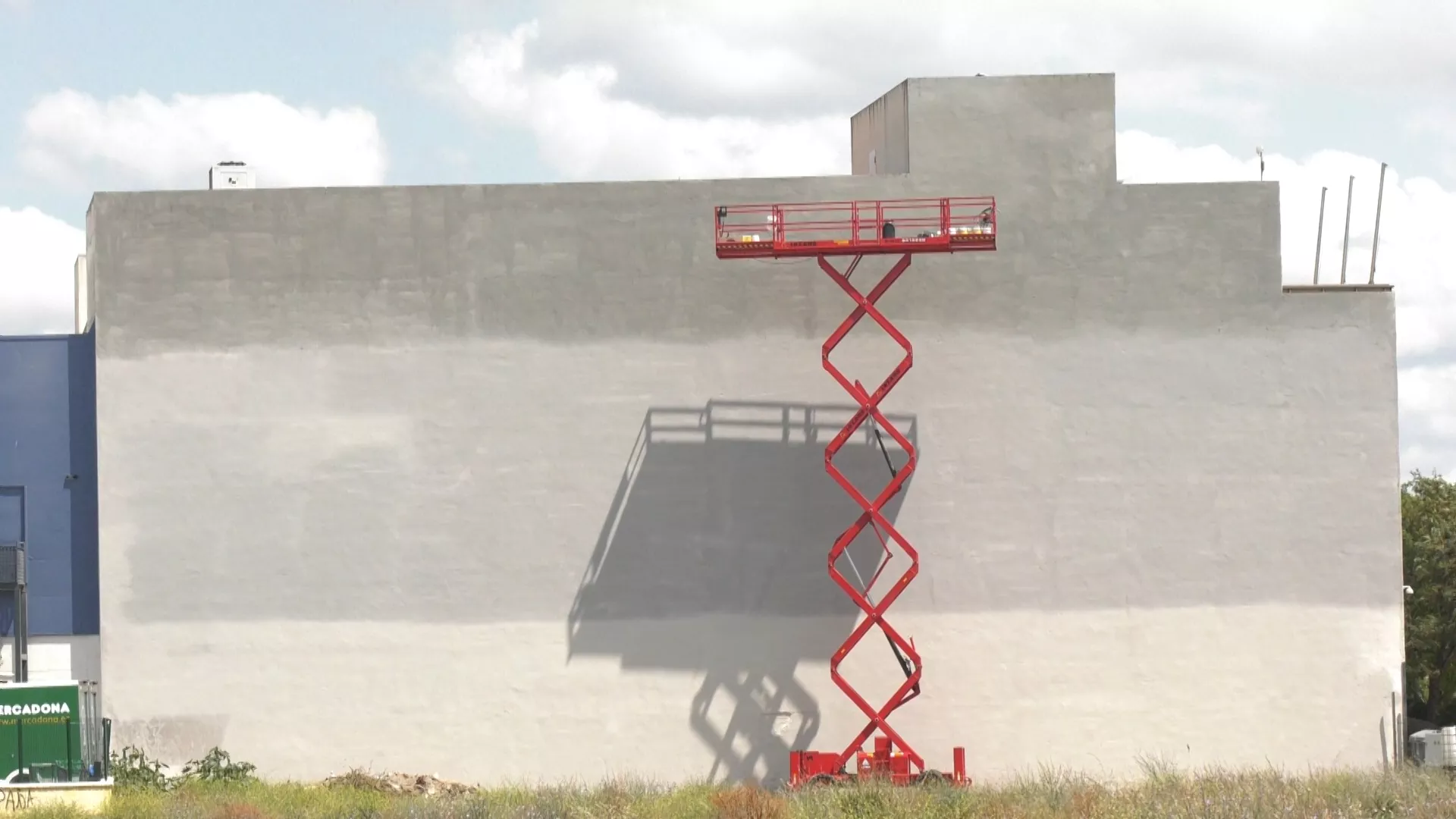 Arranque de los trabajos de instalación del mural en el edificio Ma'arifa 