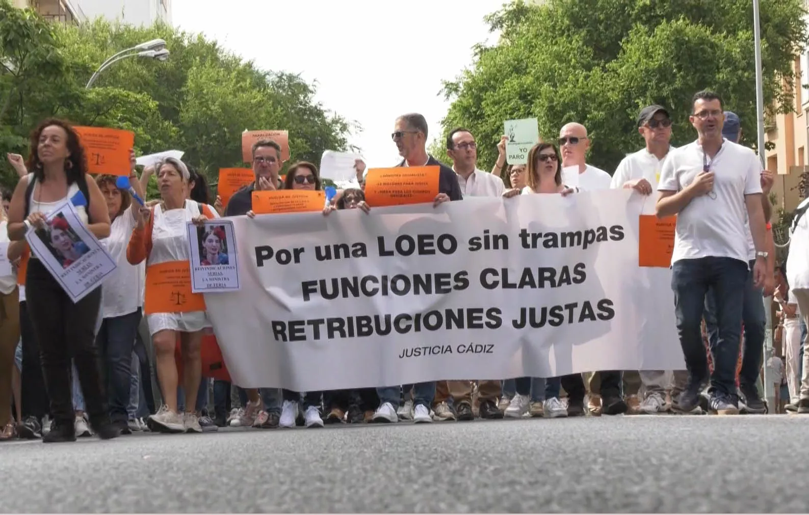 La manifestación de los funcionarios de Justicia ha recorrido la avenida principal hasta finalizar en la Subdelegación del Gobierno