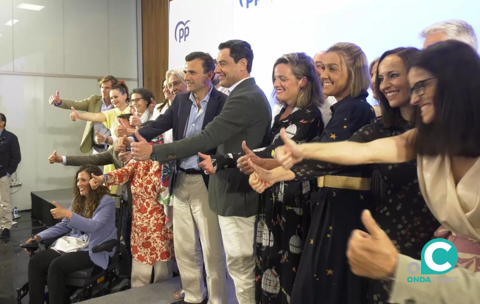 El presidente regional del PP, Juan Manuel Moreno, junto al candidato Bruno García y el resto de miembros de la candidatura popular por Cádiz