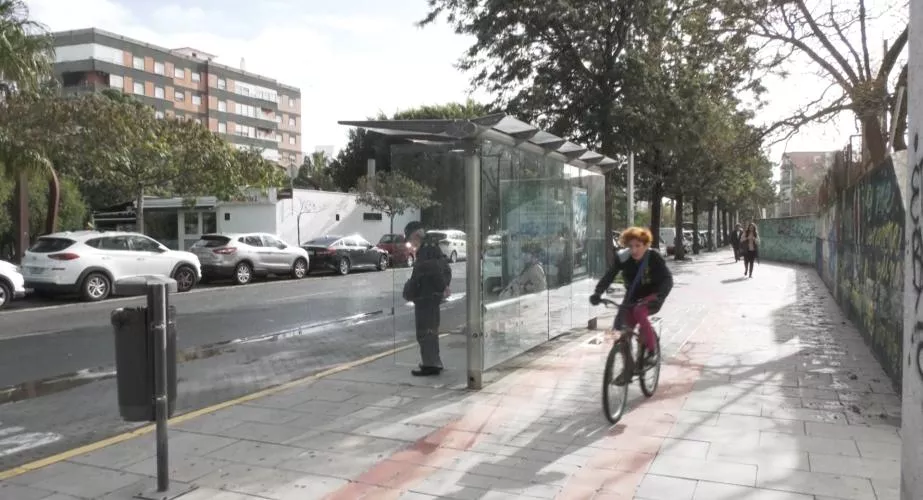 Una parada de autobús en la Avenida de la Sanidad Pública 