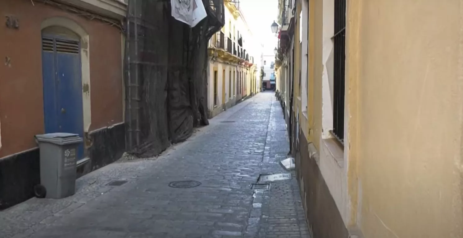 Aguas de Cádiz repara una tubería en la calle Pasquín. 