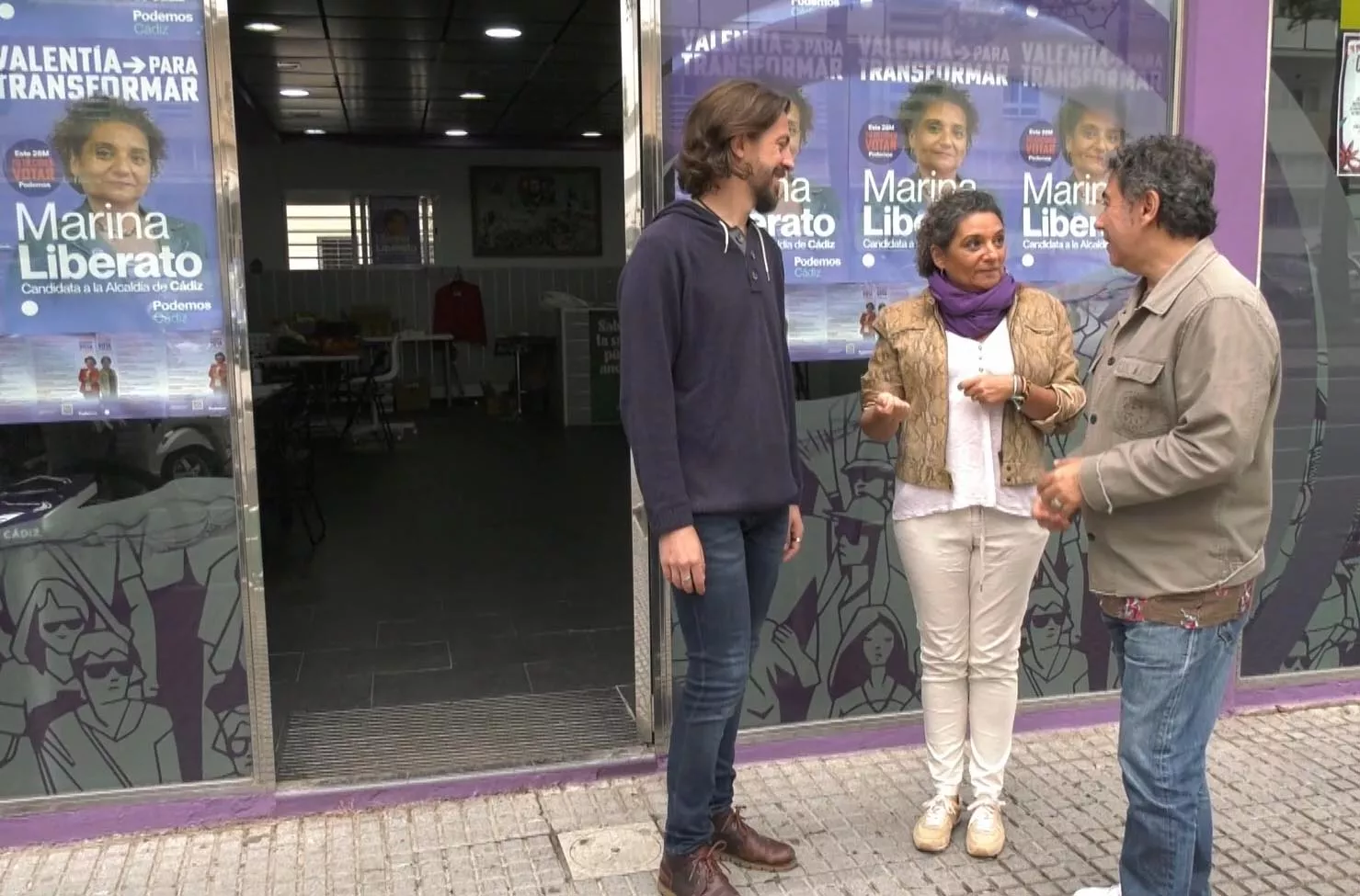 La aspirante a la alcaldía de Podemos, Marina Liberato, junto a otros miembros de la candidatura en la puerta de la sede de la formación