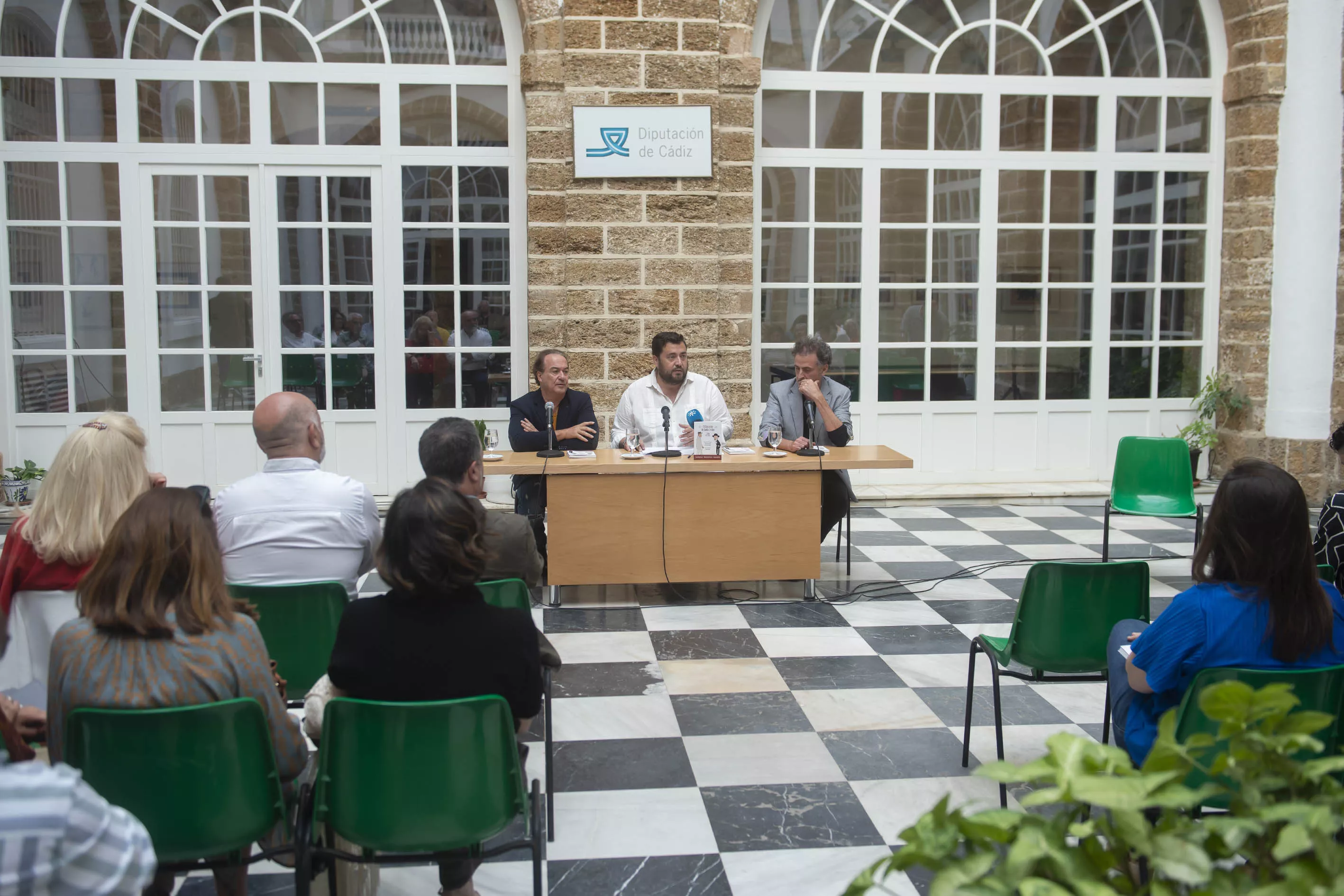 Presentación del libro en uno de los patios del Palacio provincial 