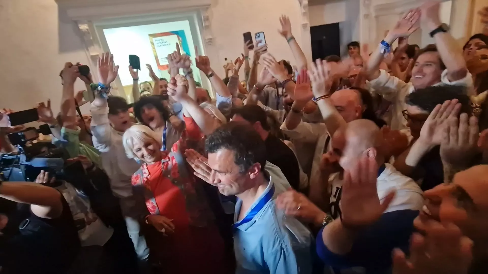 El candidato popular, Bruno García, rodeado de compañeros del partido celebrando la victoria electoral en la sede provincial