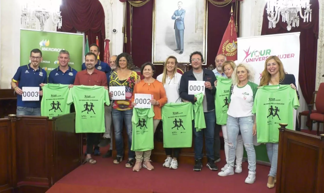 Foto de familia de la presentación de la carrera-marcha ‘Cádiz en forma por la Igualdad’ en el salón de plenos