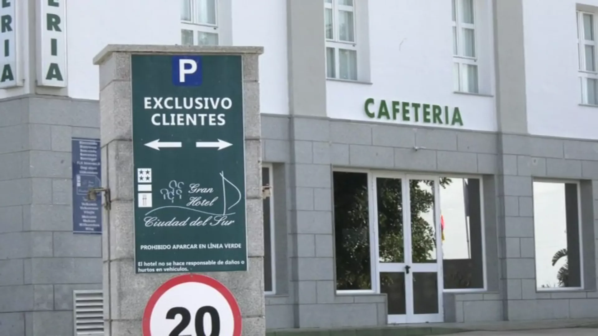 Cartel de un establecimiento hotelero en la bahía