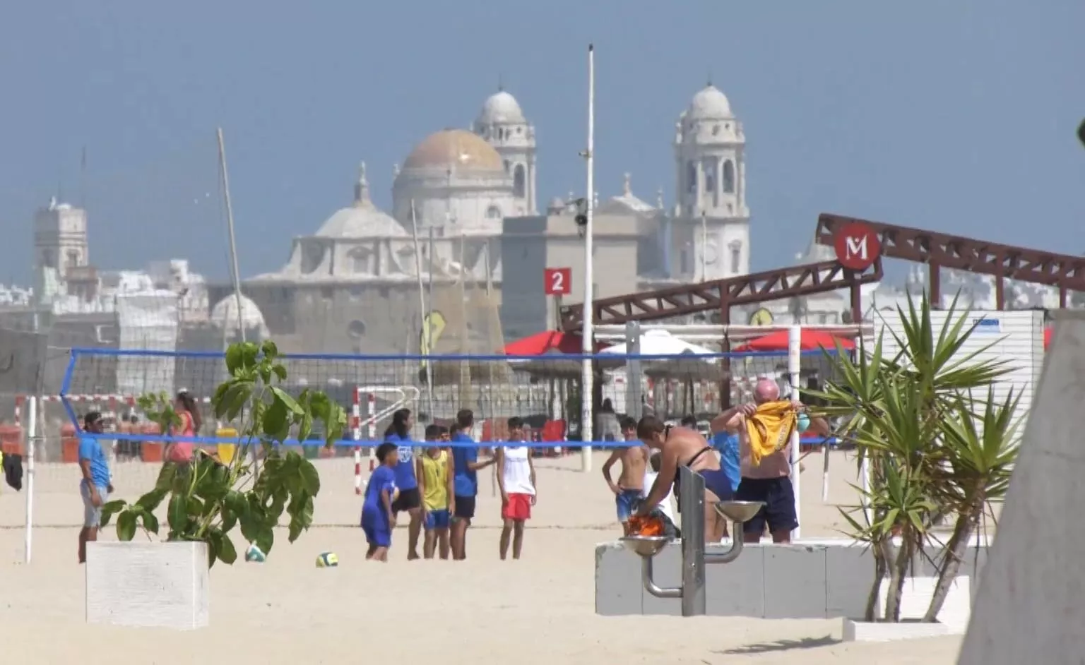 La posibilidad de practicar deportes en las playas todo el año es una de medidas propuestas por el PSOE en su programa electoraldo el año de las playas