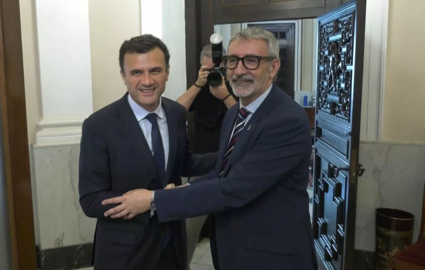 El alcalde de Cádiz, Bruno García, saluda al rector de la UCA, Francisco Piniella, en su primer encuentro institucional en el Ayuntamiento