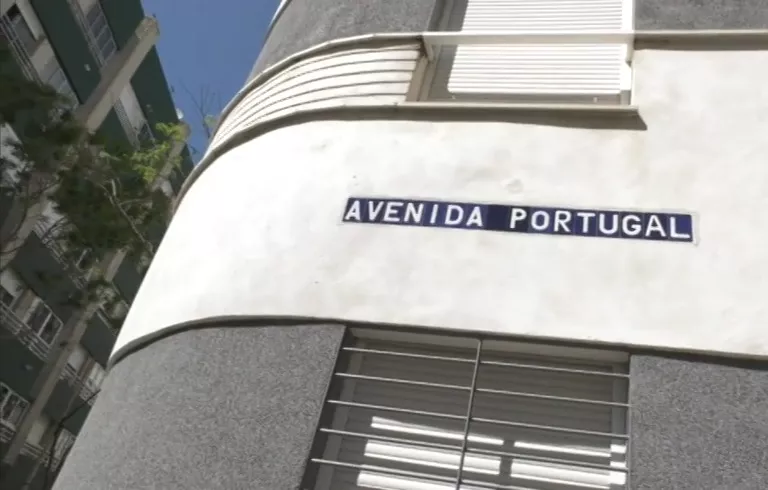 Letrero de la avenida de Portugal que se encontraba pendiente de peatonalización. La Zancada prioriza las actuaciones de peatonalización en extramuros.