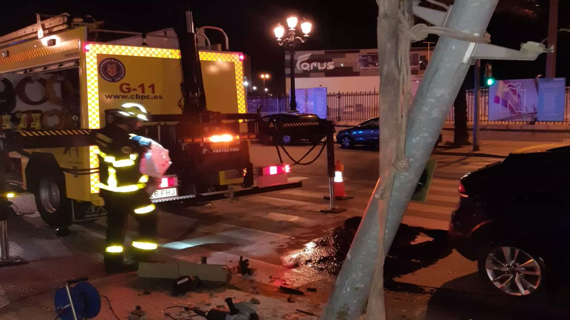 Bomberos durante su intervención en el Paseo de Canalejas 