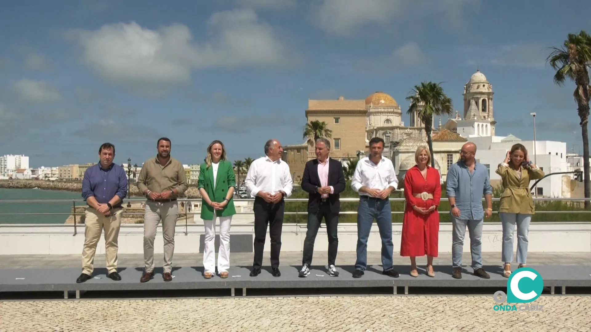Bendodo junto al presidente del PP de Cádiz, Bruno Garcíay otros candidatos ganadres de la provincia 