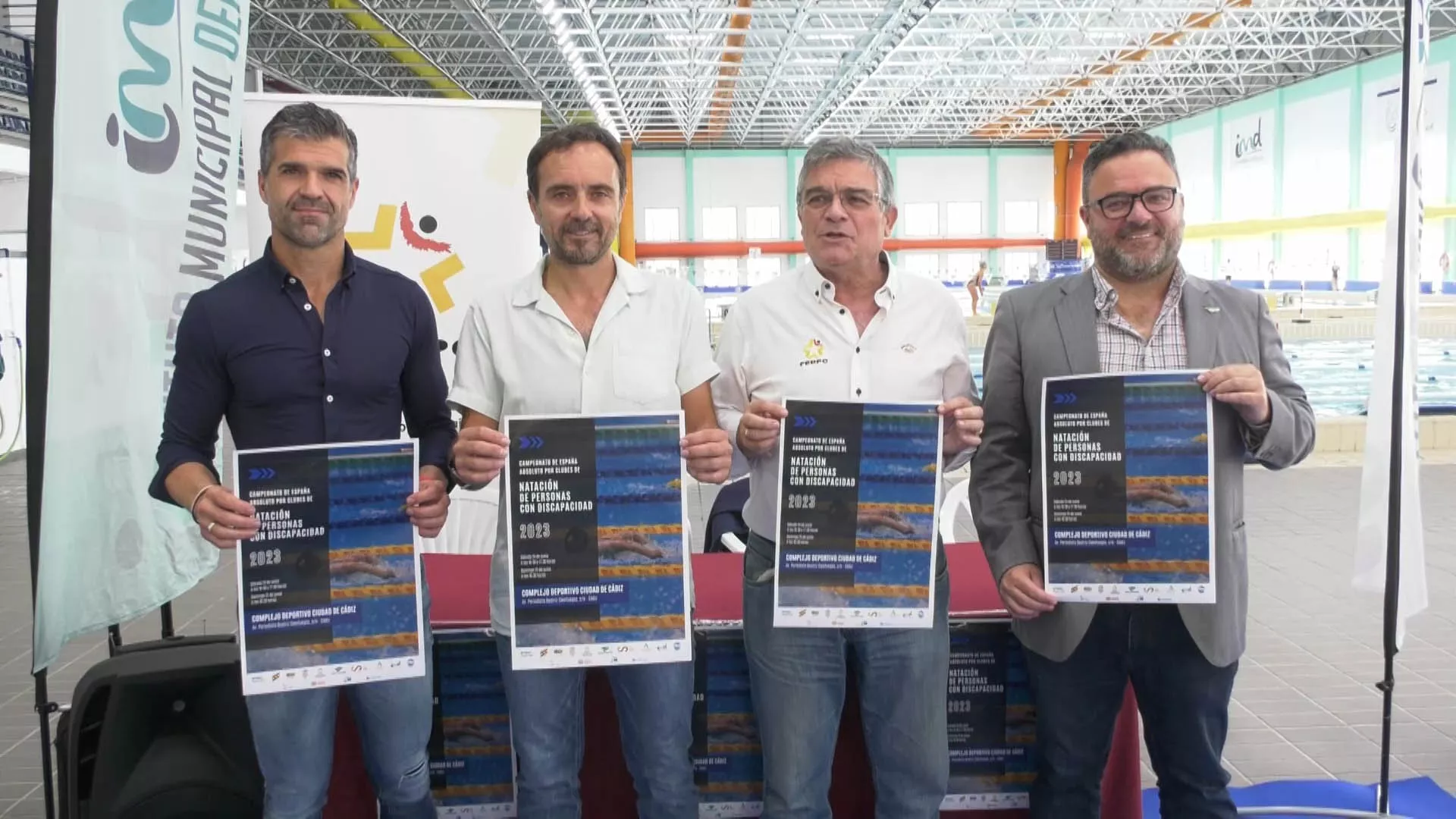 El concejal de Deportes, José Ramón Páez, junto a directivos de la Federación Española y Andaluza de Deportes de personas con Parálisis cerebral durante la presentación del Campeonato nacional de natación