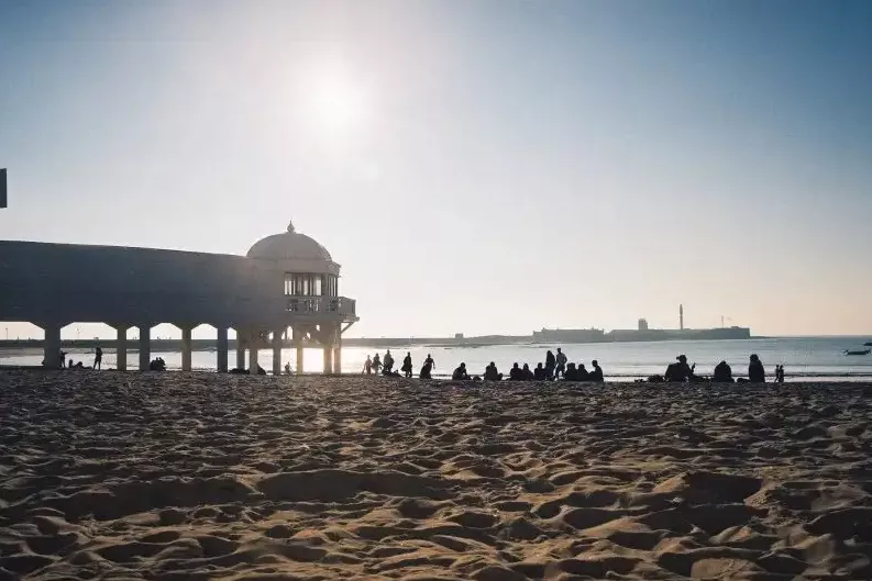 Los hechos por los que han sido detenidos dos jóvenes tuvieron lugar en la playa de la Caleta, en el entorno del Balneario de la Palma