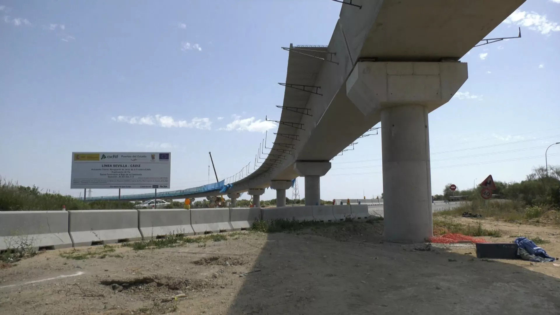 La plataforma ferroviaria de conexión con el muelle del Bajo de la Cabezuela alcanza ya el nudo de tráfico del Río San Pedro