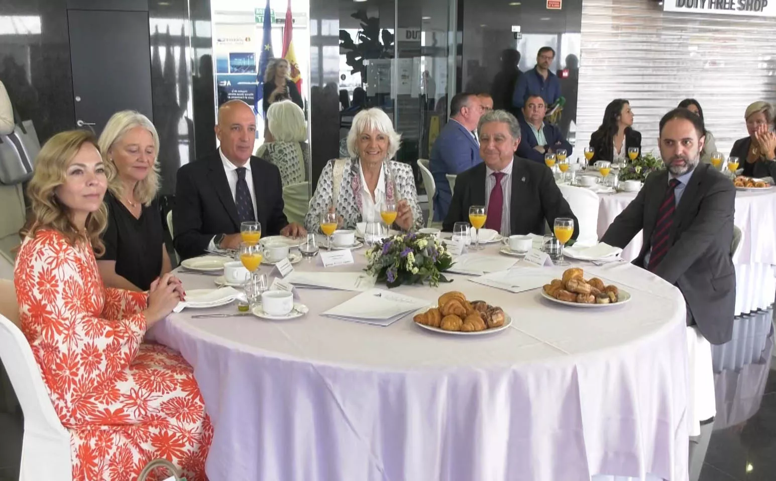 Mesa presidencial del 'Desayuno con la Mar' con los presidentes de la APBC y del Clúster Marítimo andaluz y el secretario de Acción Exterior de la Junta, entre otros