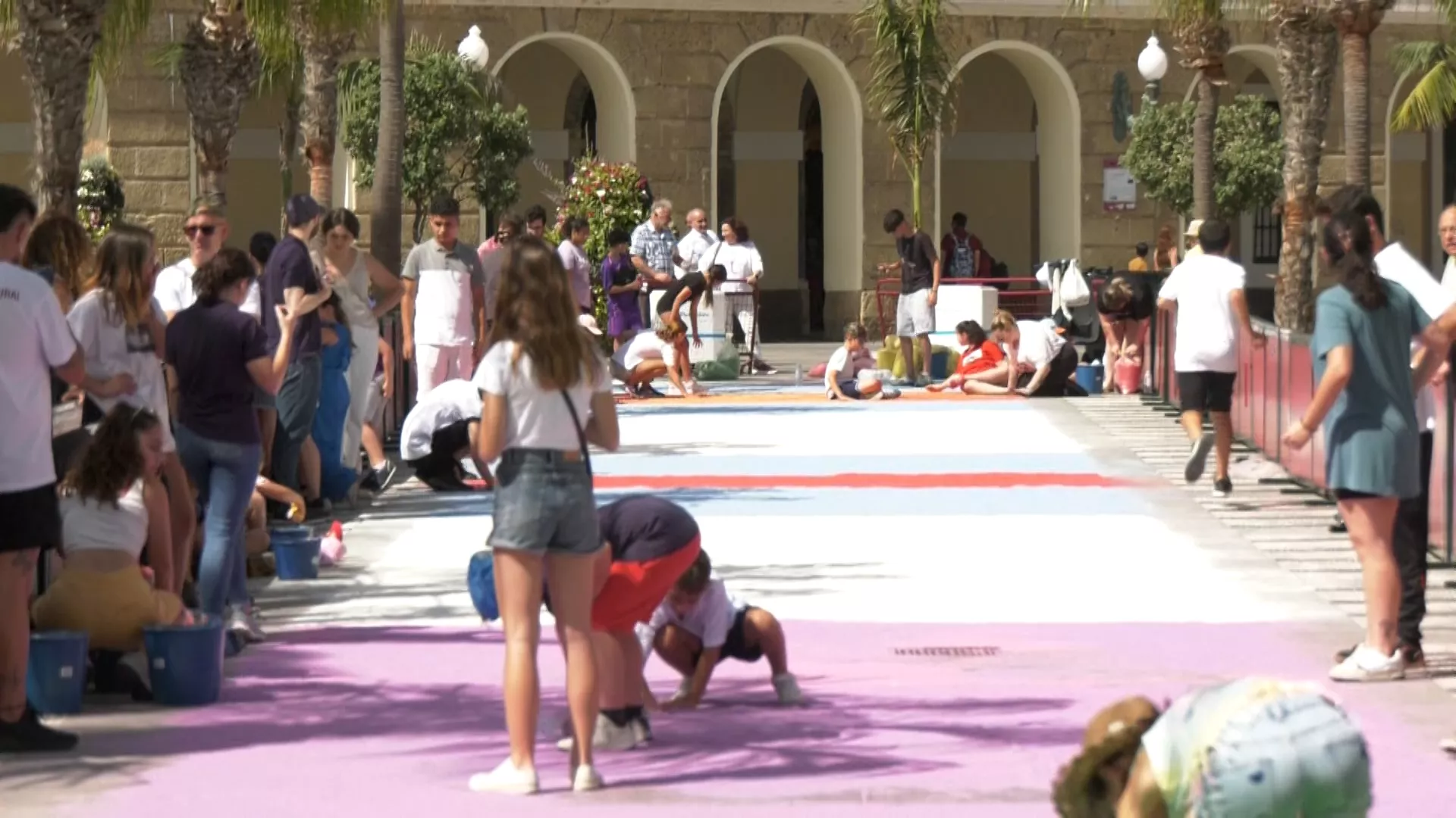 Los grupos jóvenes de las cofradías han elaborado la alfombra dispuesta en San Juan de Dios 