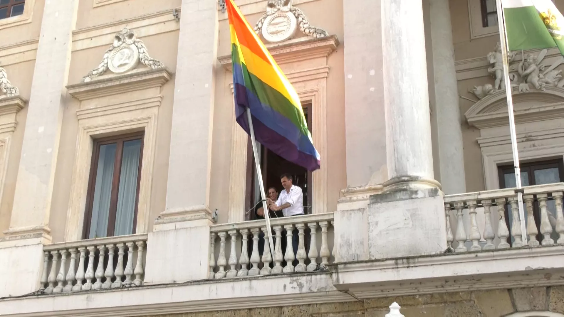 El alcalde iza la bandera arcoíris en el Ayuntamiento en el inicio de la Semana del Orgullo