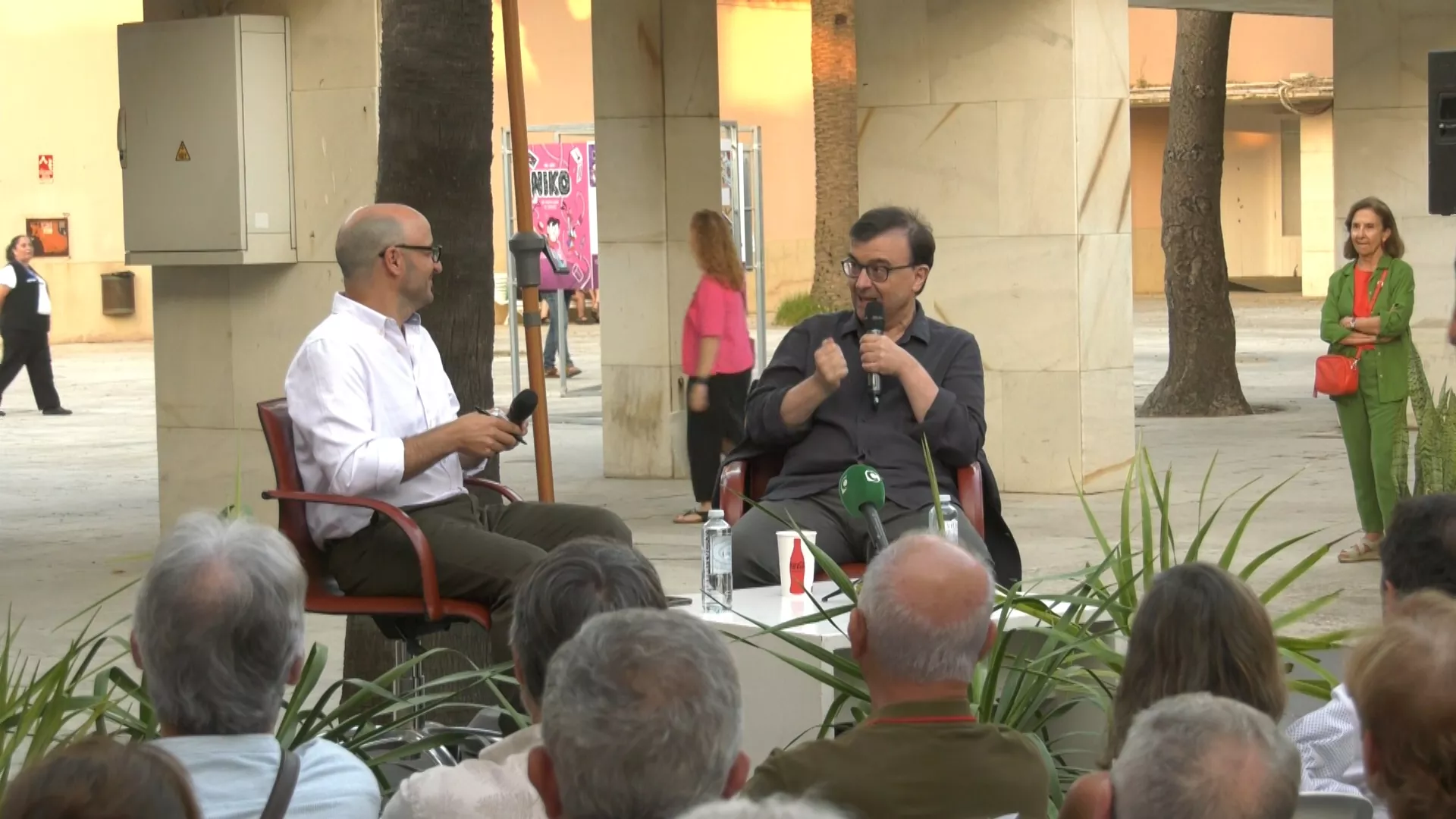 El escritor Javier Cercas dialogando con el coordinador de la Feria, Alejandro Luque.