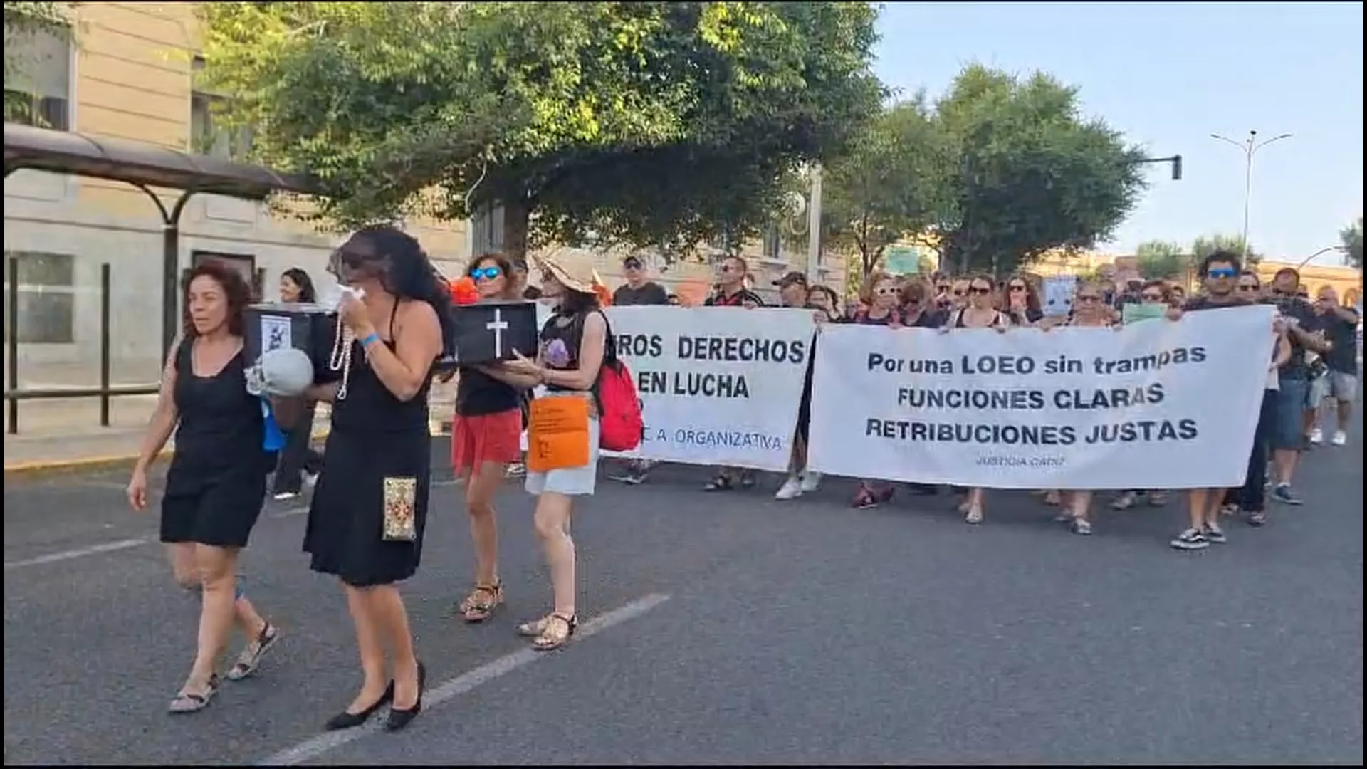 Los funcionarios de Justicia celebran su funeral por las calles de Cádiz 