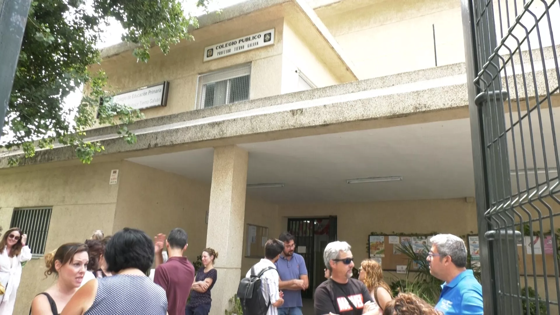 Protesta en el colegio Tierno Galván por el cierre de una línea de infantil