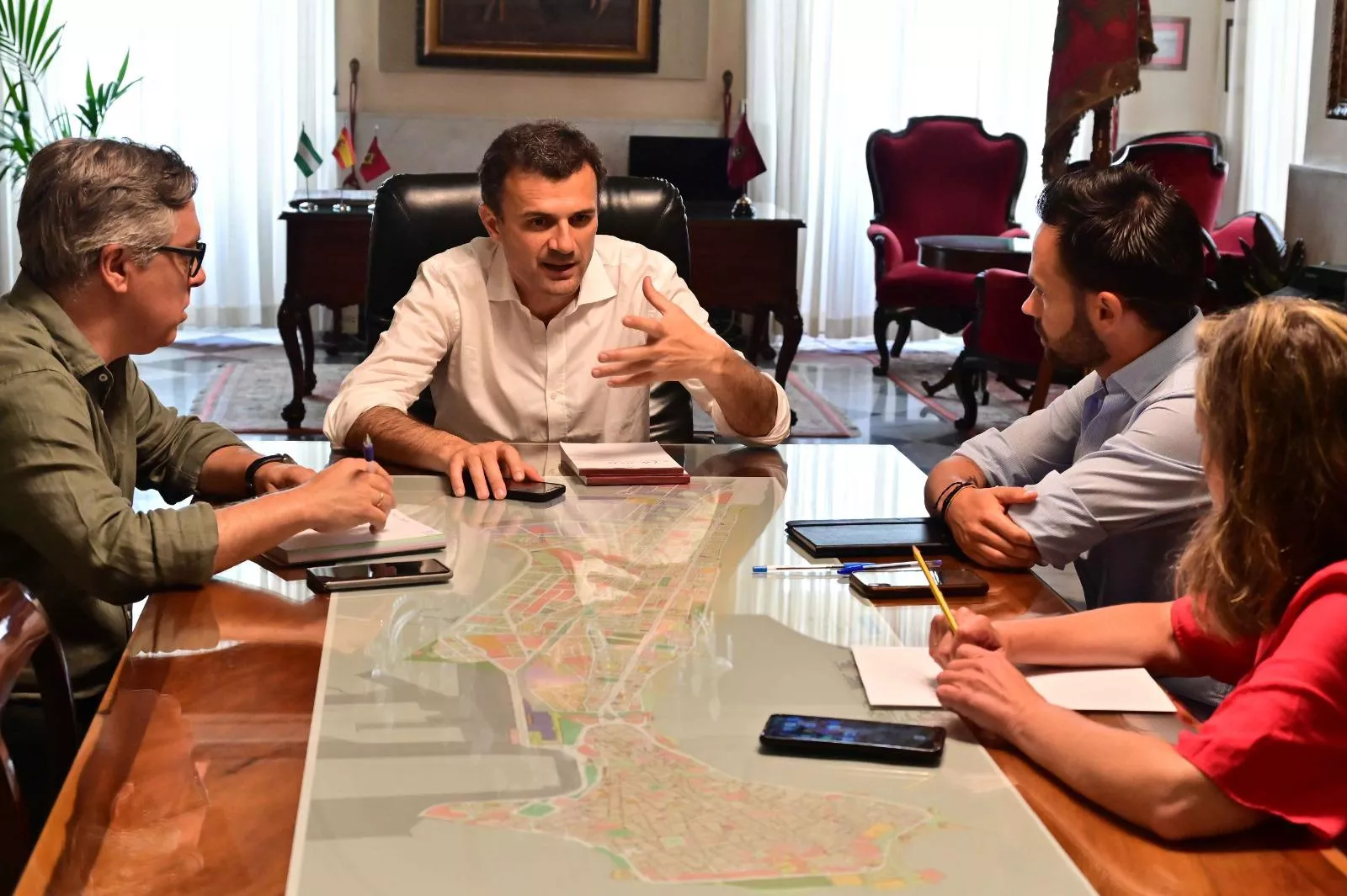 Reunión en el despacho de alcaldía con los portavoces municipales 