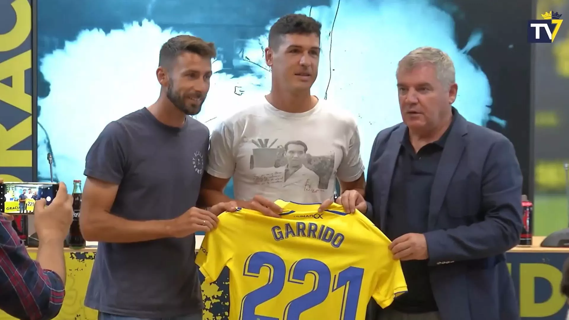 Garrido, flanqueado por el capitán Jose Mari y el presidente, con la camiseta que acredita los 221 encuentros disputados defendiendo al Cádiz CF
