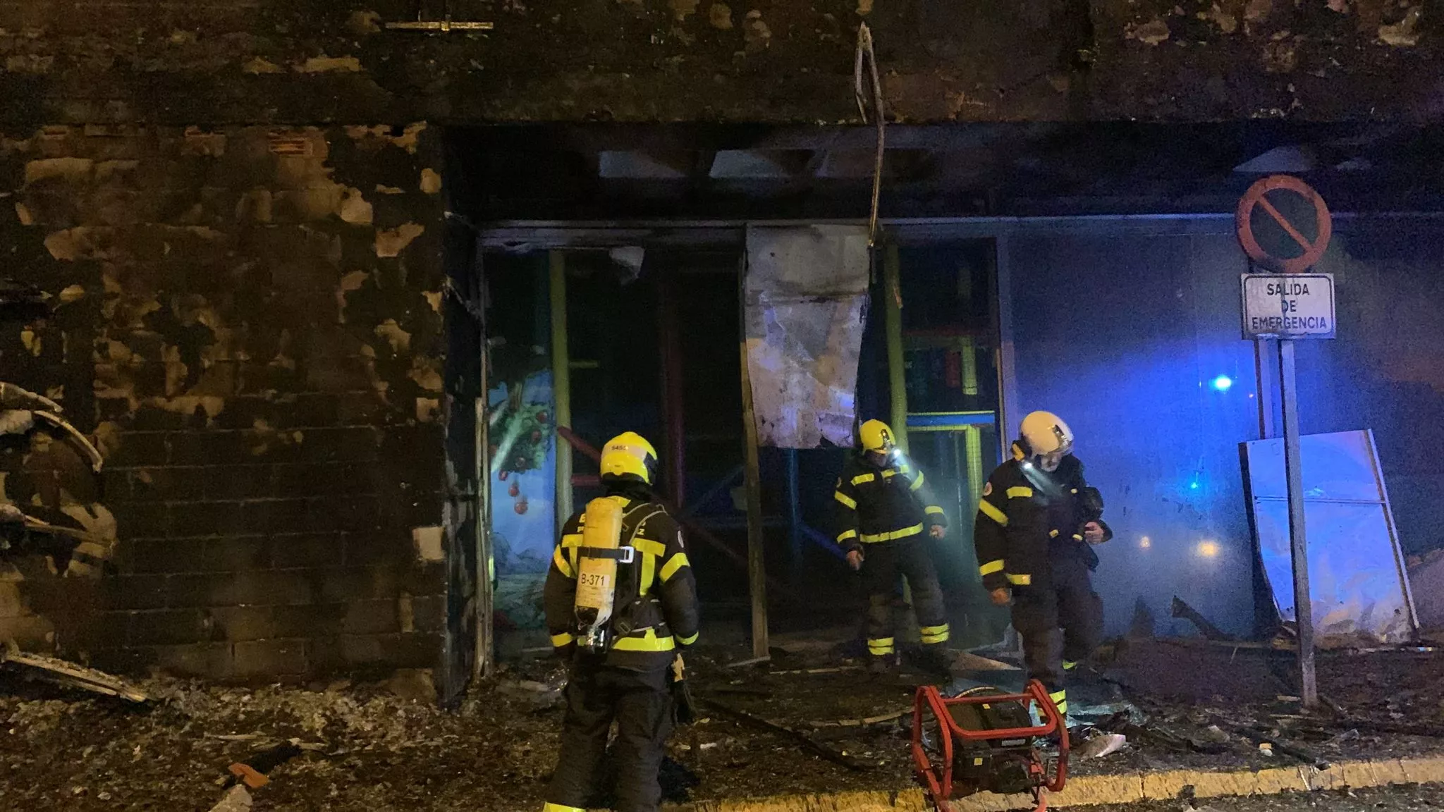 Los bomberos intervienen en la extinción del fuego