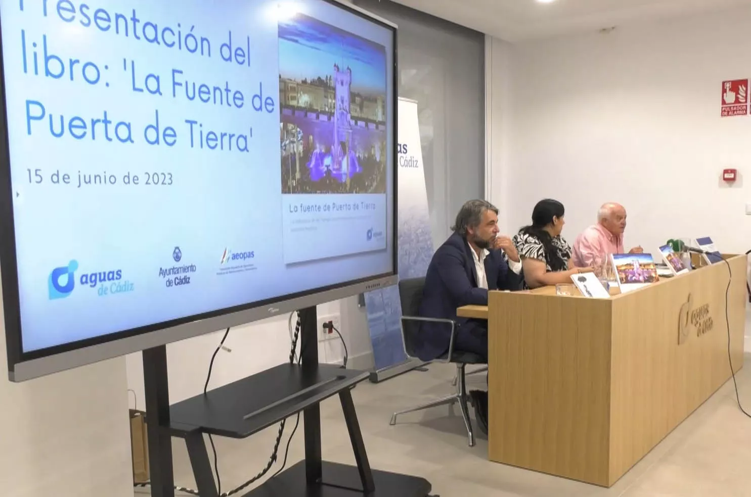 La presentación del libro 'La fuente de Puerta de Tierra' se ha celebrado en la sede central de Aguas de Cádiz