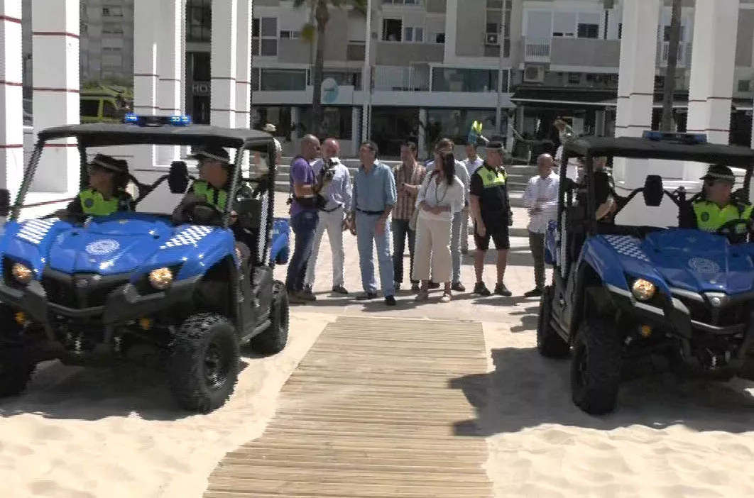 El alcalde Bruno García, junto a otros miembros de su equipo de Gobierno y agentes, comprobando el restablecido servicio de la Policía Local en la playa Victoria