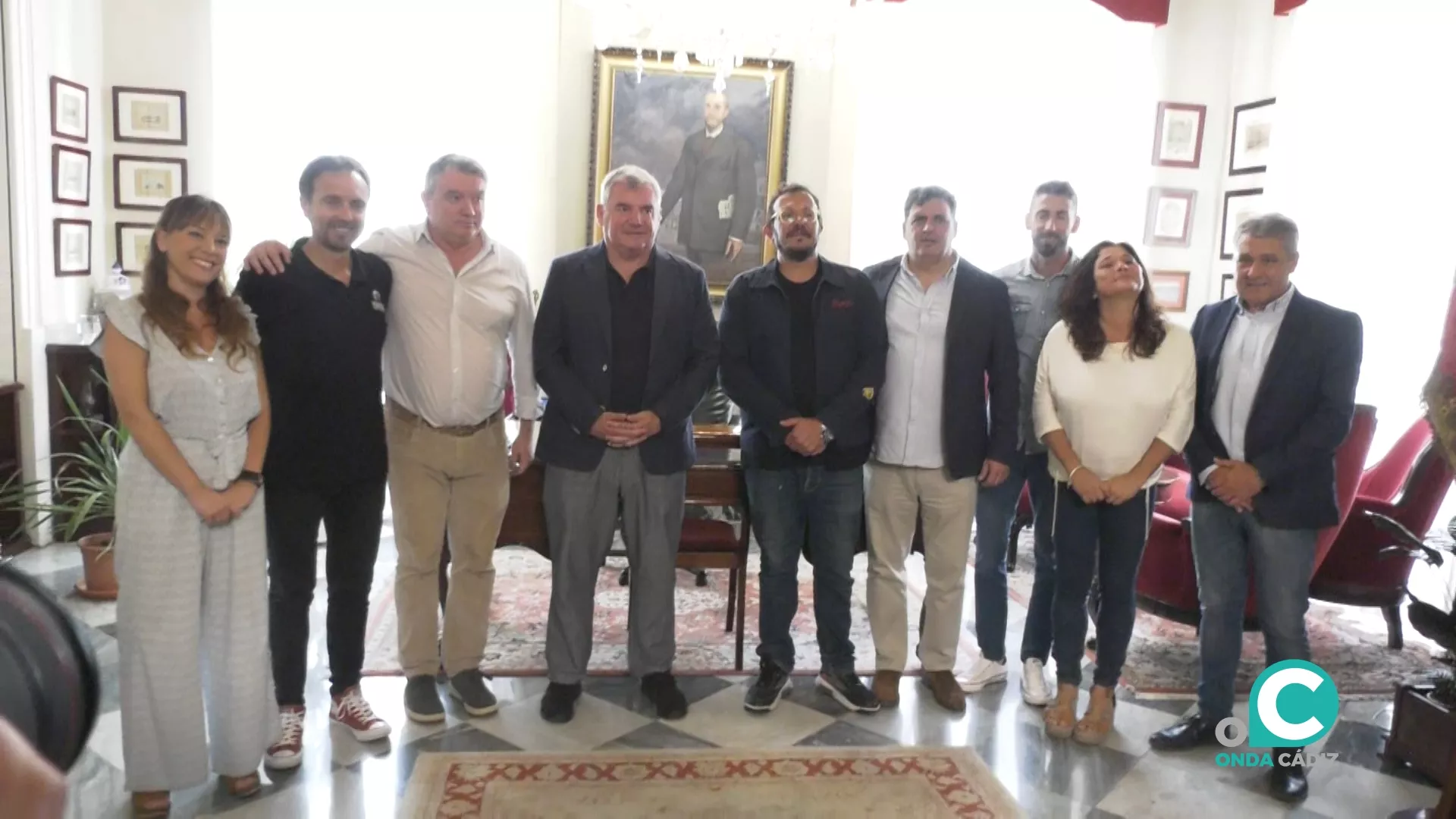 El alcalde en funciones recibe a una delegación del Cádiz