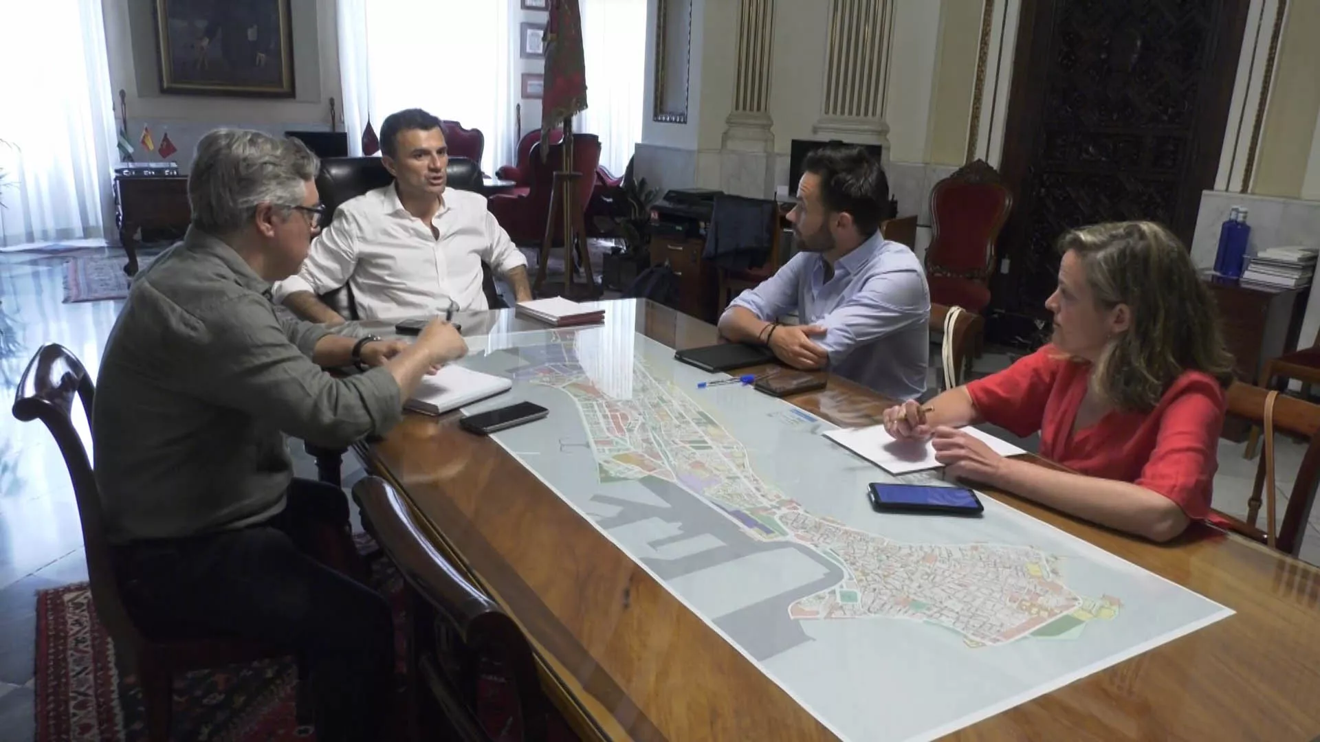 El alcalde Bruno García y la teniente de alcalde Maite González durante la reunión mantenida con los portavoces del PSOE, Óscar Torres, y de Adelante Izquierda Gaditana, David de la Cruz