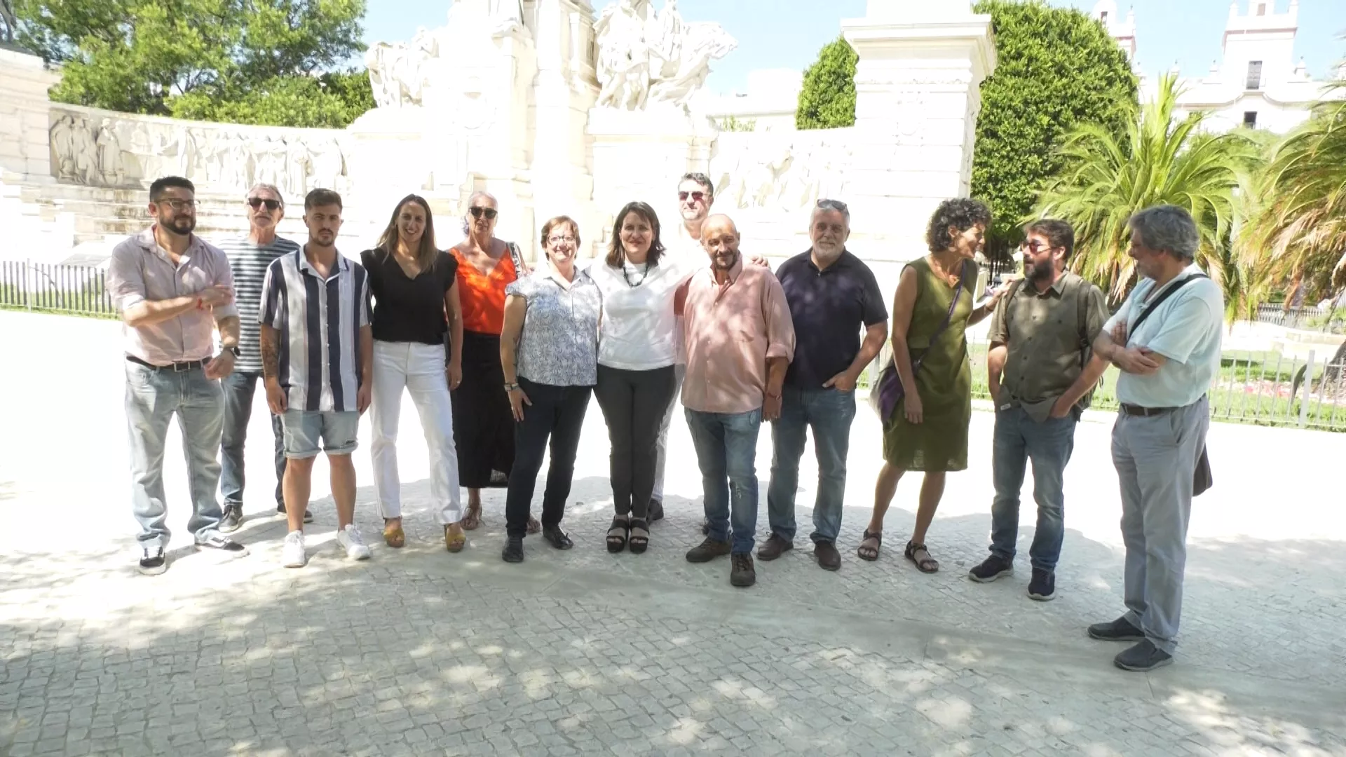 Miembros de la candidatura de Sumar Cádiz ante el Monumento a las Cortes 