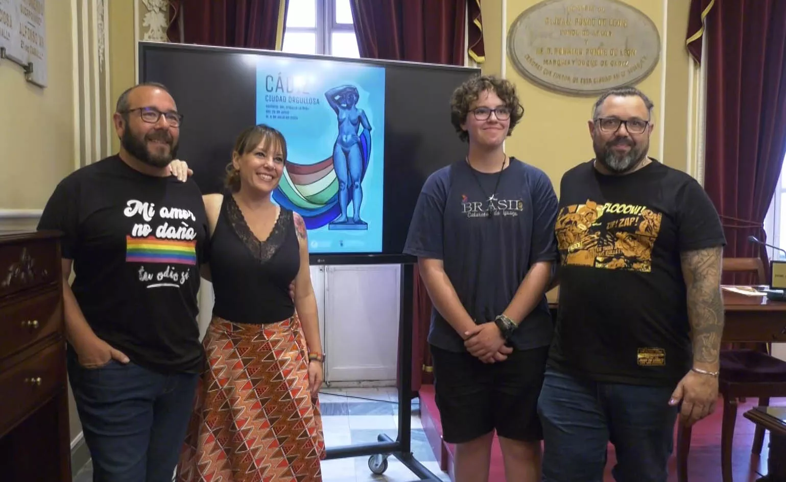 La concejala en funciones Lorena Garrón, acompañada del autor del cartel anunciador y representantes de colectivos LGTBI, durante la presentación de la Semana del Orgullo