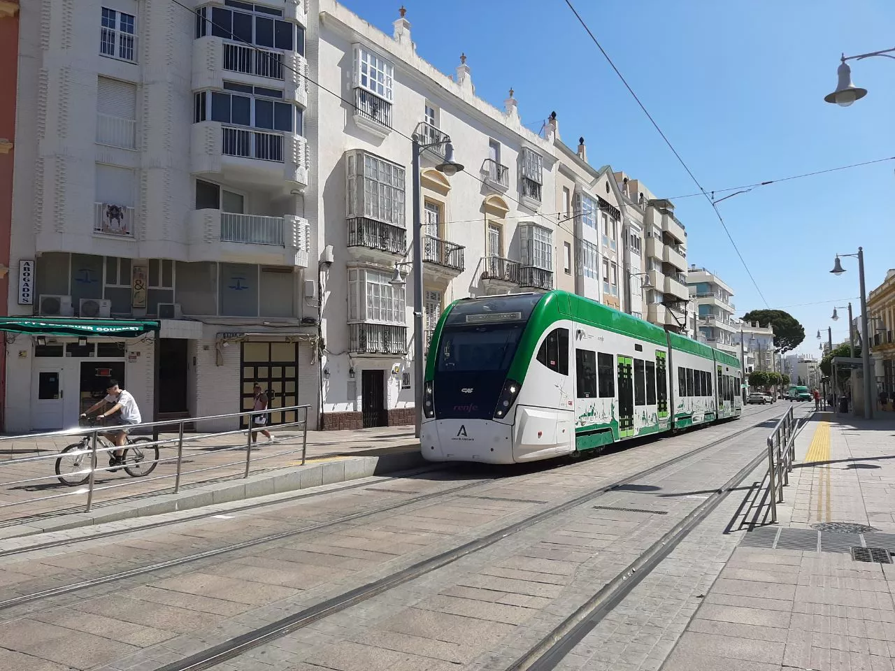 Imagen del Trambahía a su paso por San Fernando 