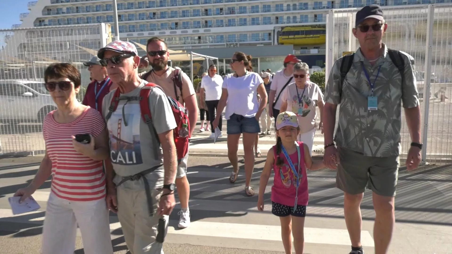 Un grupo de turistas llegan al puerto de Cádiz en una escala de crucero