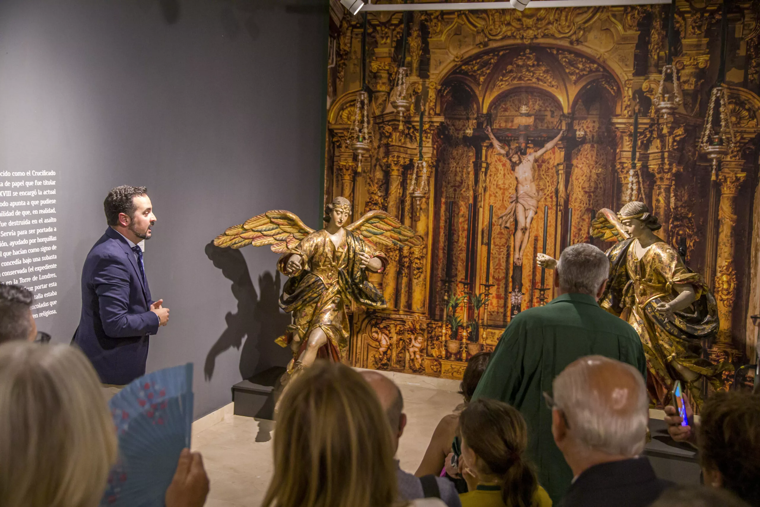 La cofradía de Vera Cruz ha querido conmemorar con una exposición el 250 aniversario de la bendición del Cristo