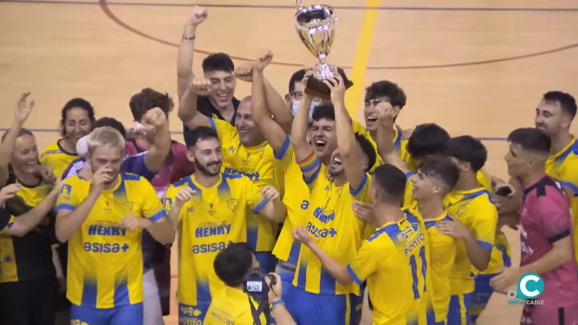 Los Jugadores del Cádiz CF Virgili durante la celebración de su vuelta a la Segunda División B senior masculina de fútbol sala