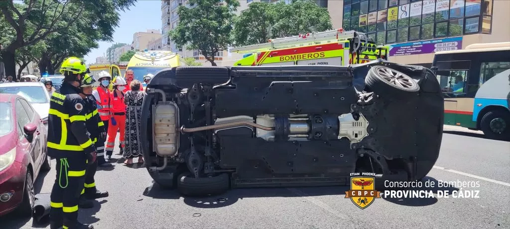 Coche accidentado en la avenida 