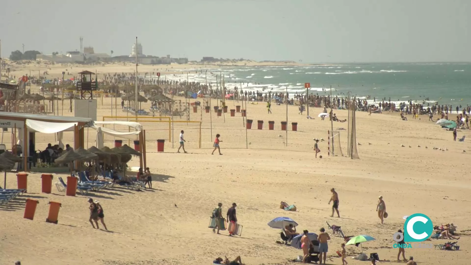 A pesar de la incomodidad del levante, las playas de Cádiz se han llenado de bañistas este primer fin de semana del verano