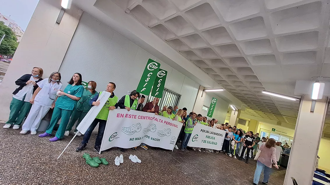 Delegados y trabajadores protestan a las puertas del hospital