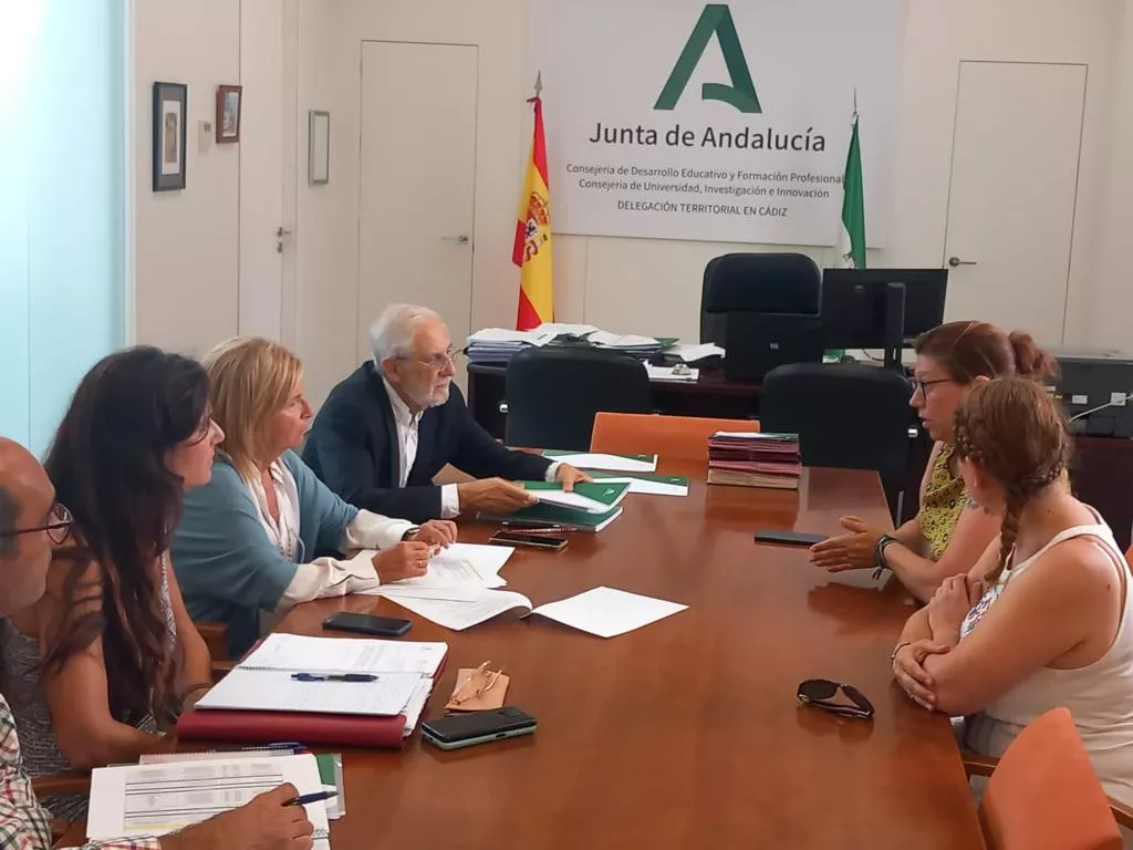 Isabel Paredes se reúne con los representante de la Flampa tras las protestas contra el cierre de líneas educativas.