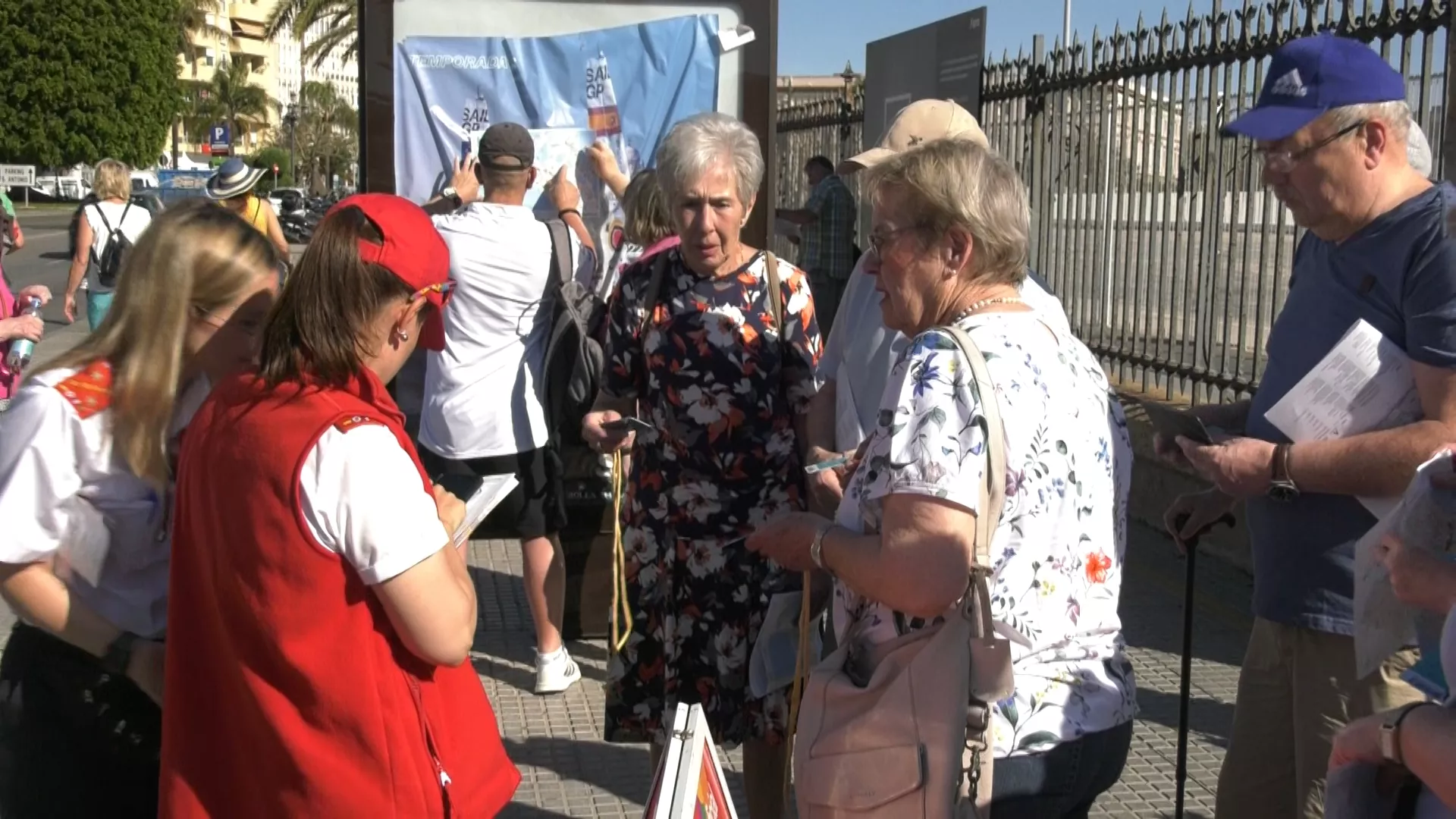 Cruceristas a su llegada al puerto de Cádiz 