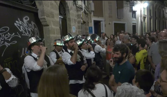 Los aficionados salieron a la calle buscando alguna agrupación de Carnaval